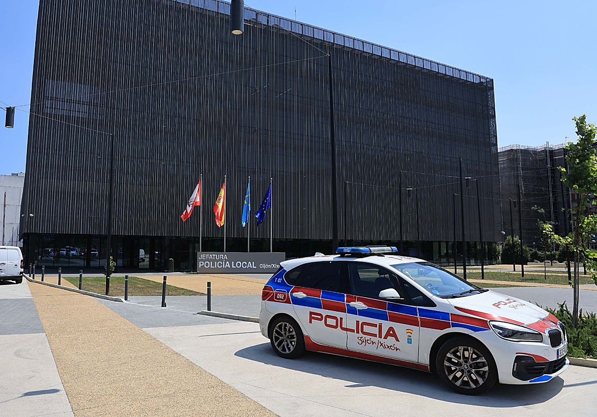 Un coche híbrido de la Policía Local, frente a la nueva sede de la jefatura.