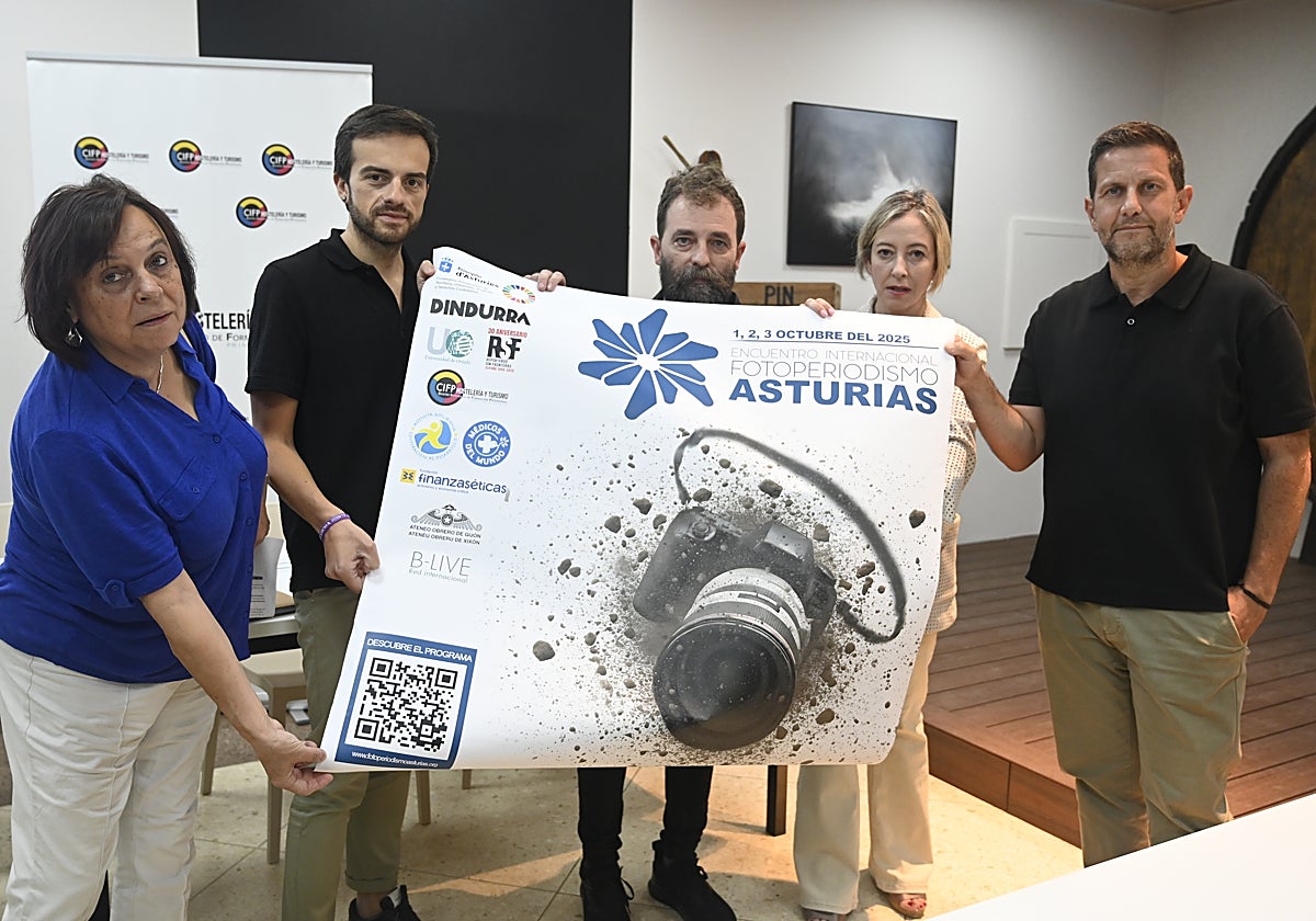 Nieves Castaño, Juan Ponte, Álex Zapico, Beatriz Coto y Roberto Suárez, durante la presentación.