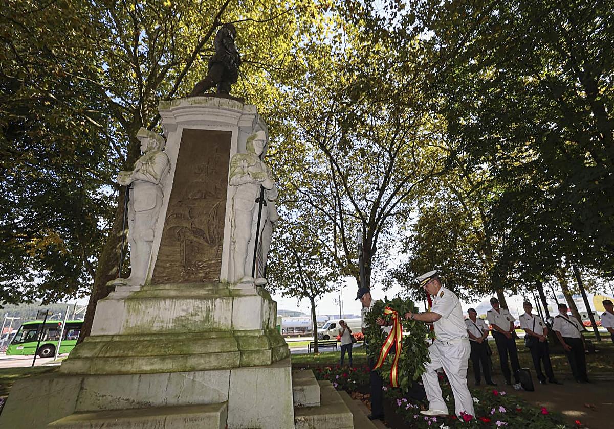 Momento en el que el comandante naval de Asturias junto a Rafael Luis García, de Lepanto, colocan la corona de laurel a los pies de la escultura de Pedro Menéndez.