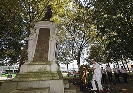 Momento en el que el comandante naval de Asturias junto a Rafael Luis García, de Lepanto, colocan la corona de laurel a los pies de la escultura de Pedro Menéndez.