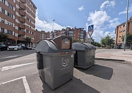 Contenedor de recogida orgánica en una céntrica calle avilesina