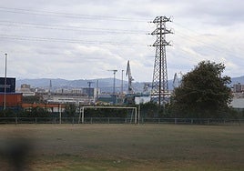 Campo de fútbol de Jove, en los terrenos propiedad de la Autoridad Portuaria de Gijón