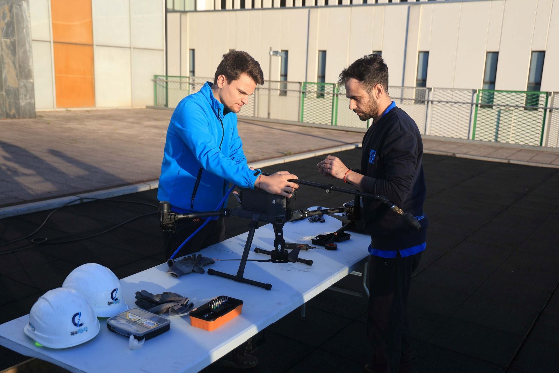 El nuevo método de limpieza con drones en el HUCA, en uso por primera vez en Asturias