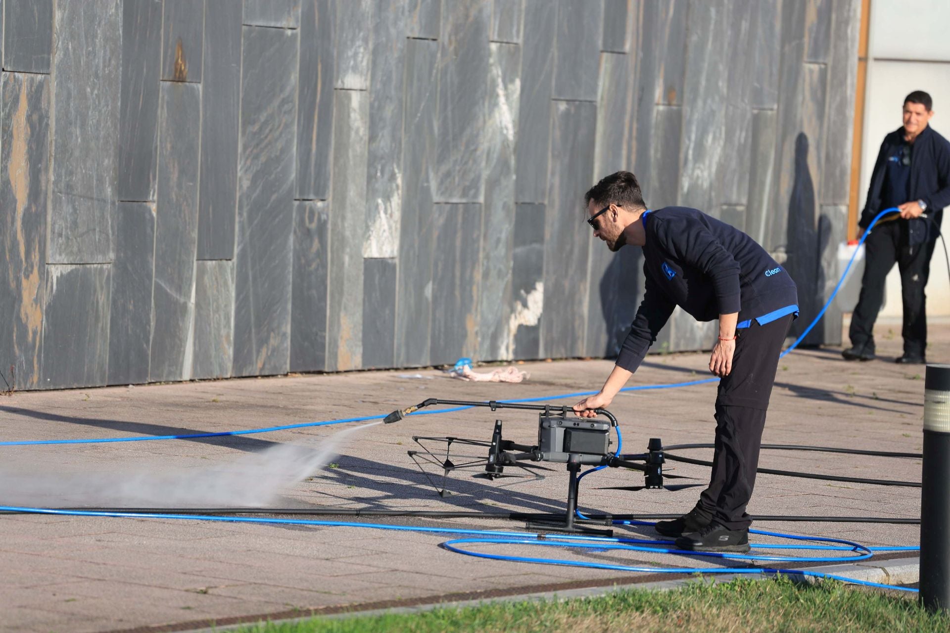 El nuevo método de limpieza con drones en el HUCA, en uso por primera vez en Asturias