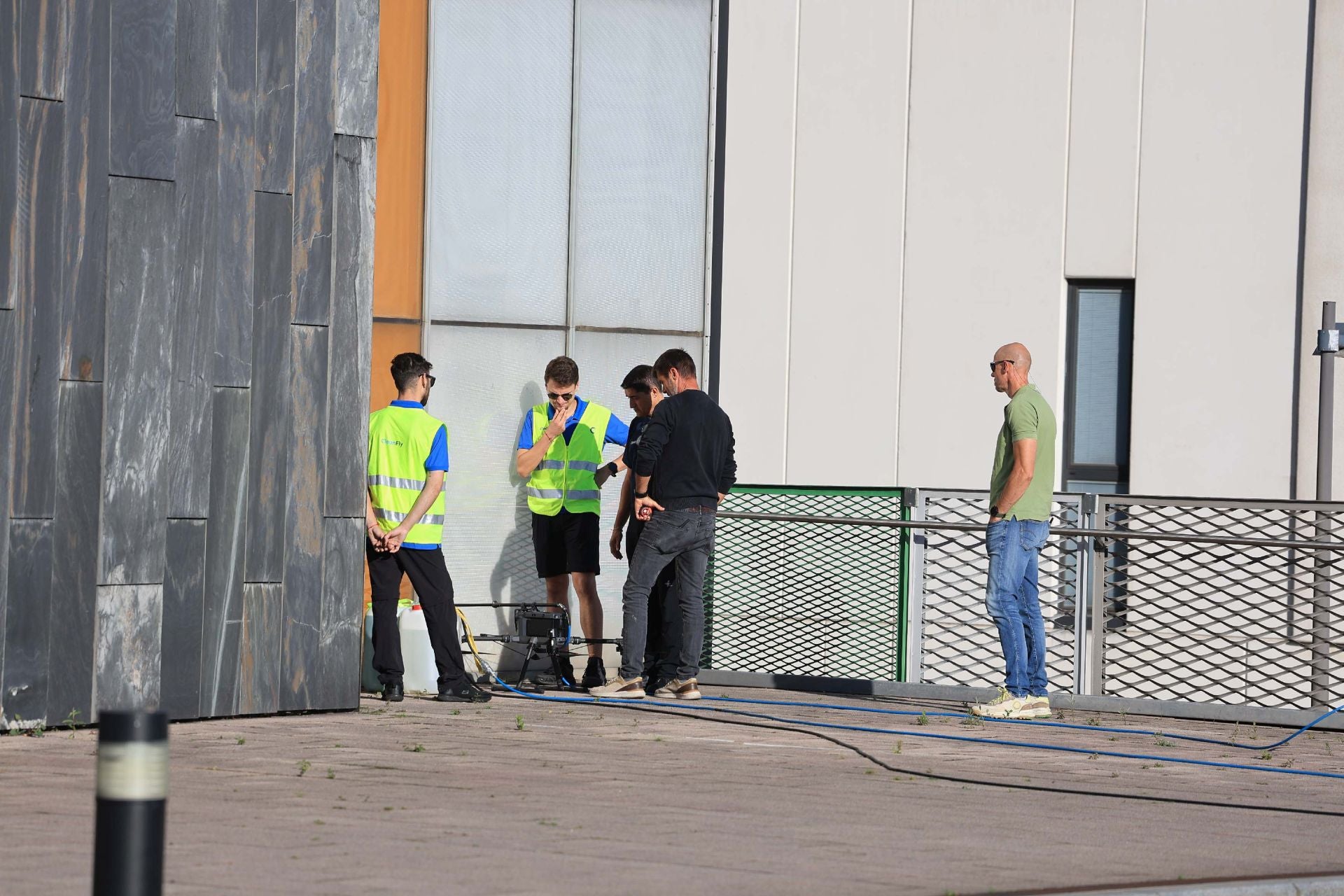 El nuevo método de limpieza con drones en el HUCA, en uso por primera vez en Asturias