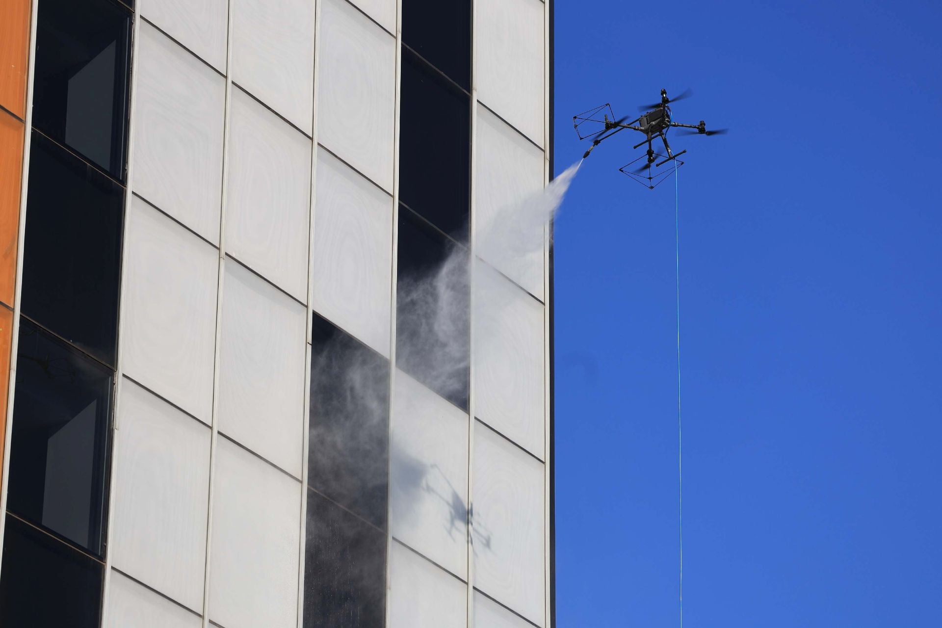 El nuevo método de limpieza con drones en el HUCA, en uso por primera vez en Asturias