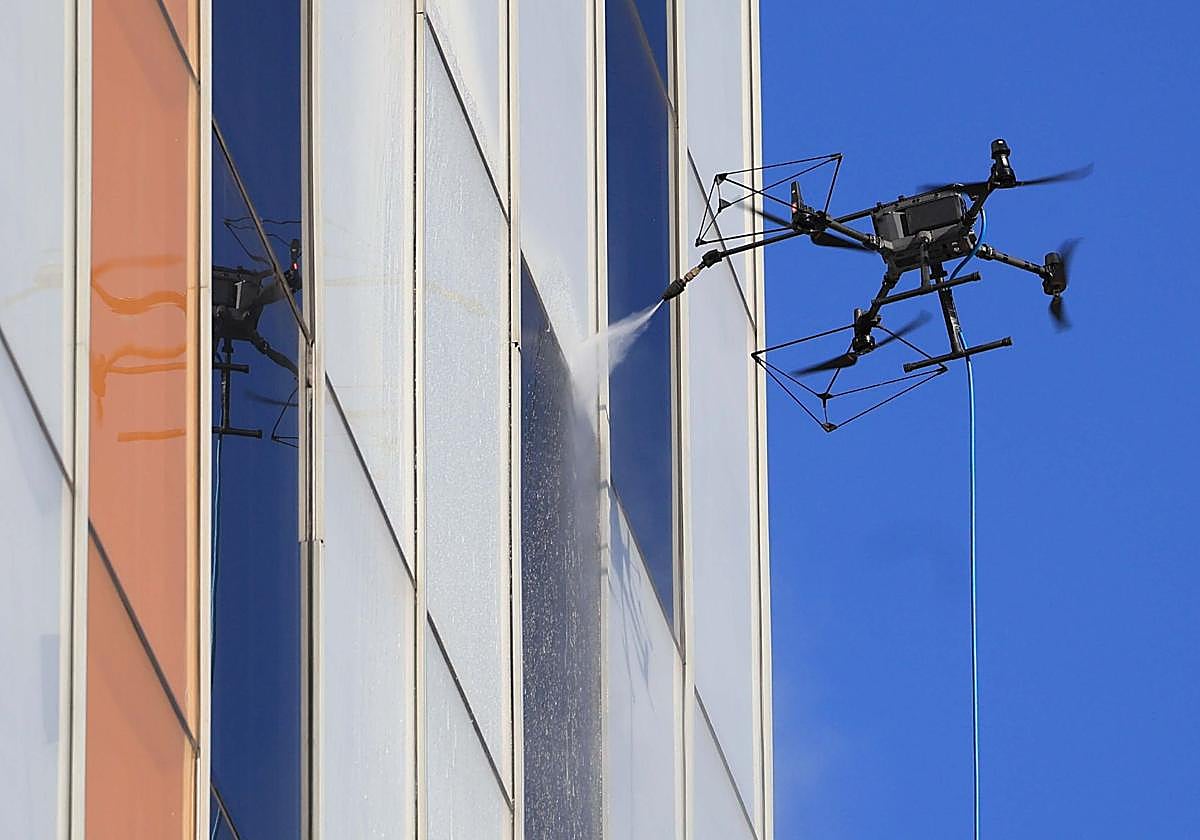 La limpieza exterior del Hospital Universitario Central de Asturias (HUCA) se llevará a cabo mediante un nuevo sistema de drones que hoy se puso a prueba.