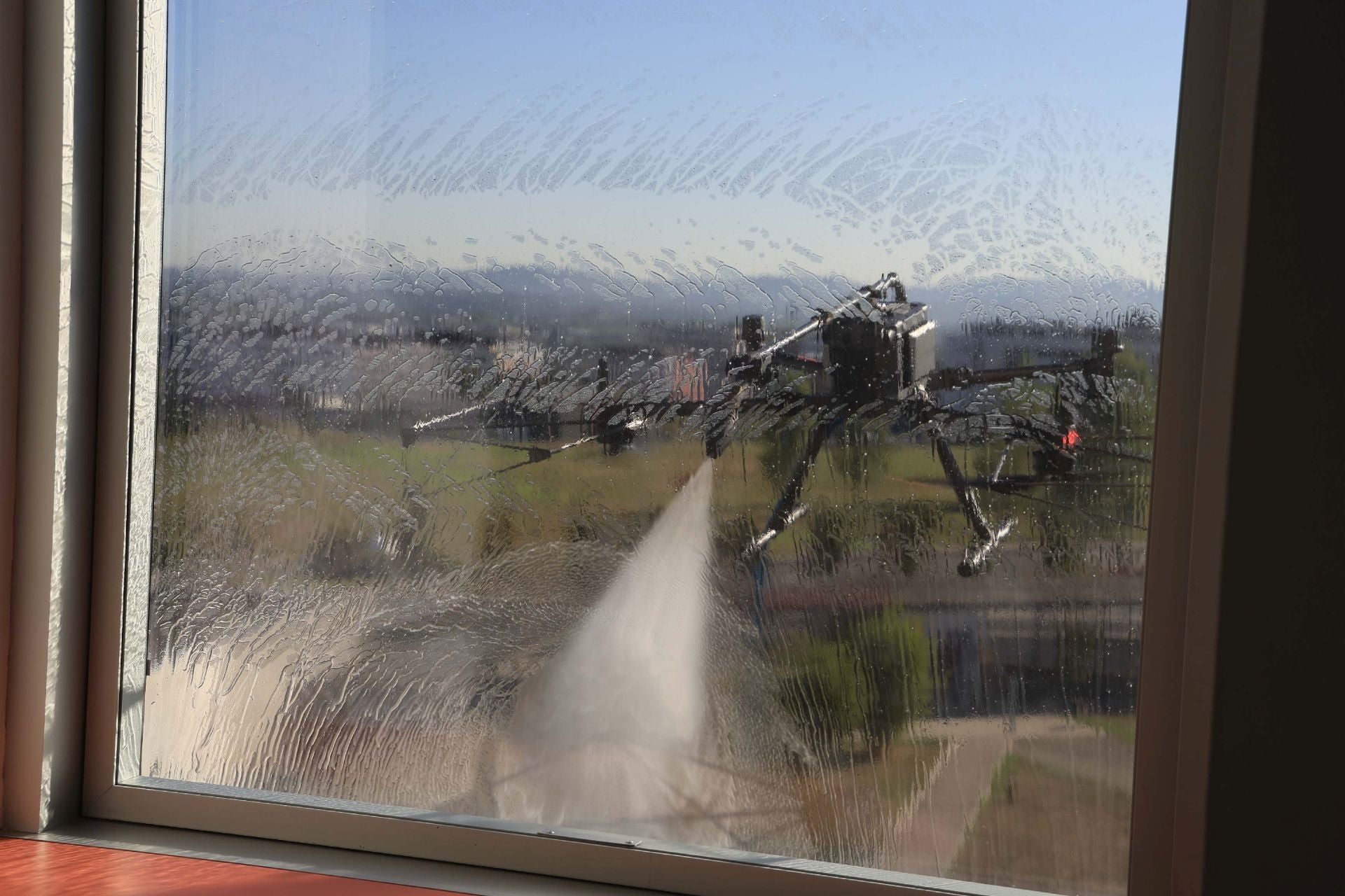 El nuevo método de limpieza con drones en el HUCA, en uso por primera vez en Asturias