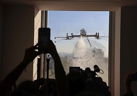 El nuevo método de limpieza con drones en el HUCA, en uso por primera vez en Asturias