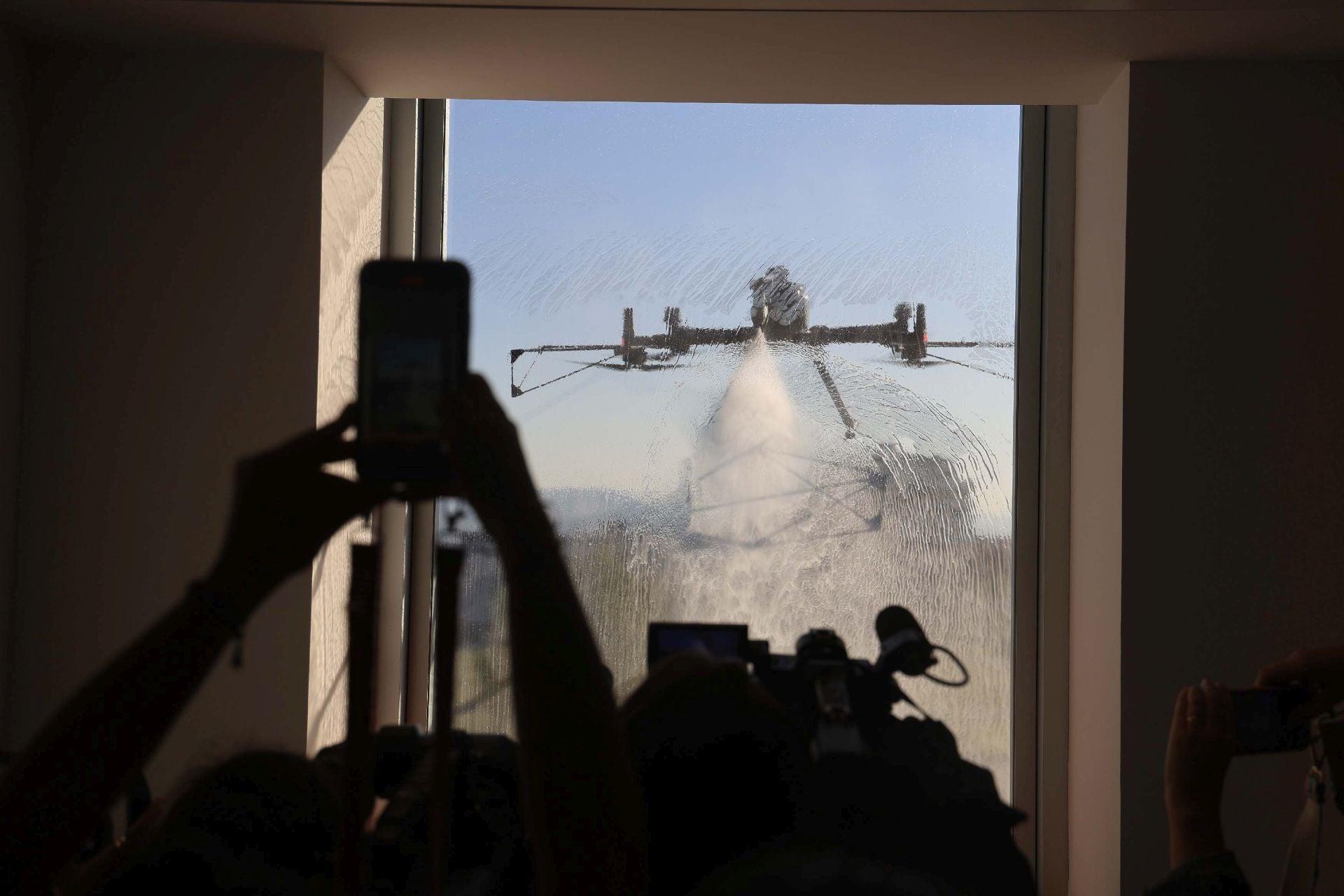 El nuevo método de limpieza con drones en el HUCA, en uso por primera vez en Asturias