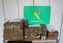 La droga incautada, que iba oculta entre los asientos del coche y en dos maletas.