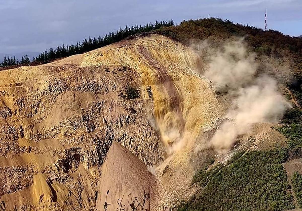 Imagen de archivo de voladuras controladas en la mina a cielo abierto de Buseiro, en 2023.