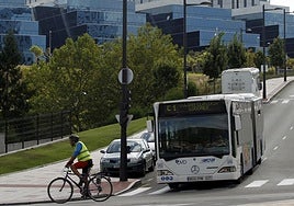 Un bus circula junto al HUCA.