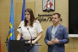 Olaya Suárez, de Podemos, y Javier Suárez Llana, de Izquierda Unida, este miércoles, en la sala de prensa del Ayuntamiento de Gijón.