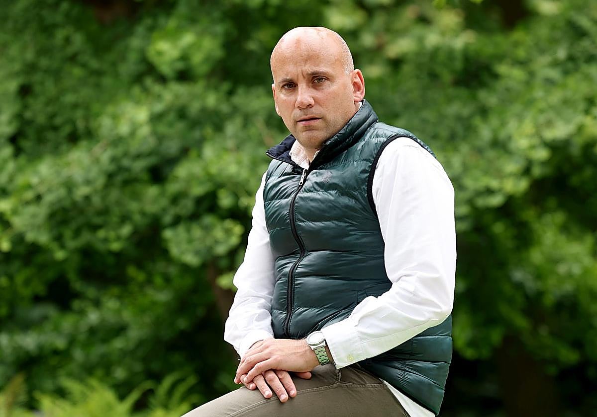 Javi Rozada, en su entrevista a LA VOZ DE AVILÉS en Oviedo tras conseguir el ascenso a Primera RFEF con el Real Avilés.