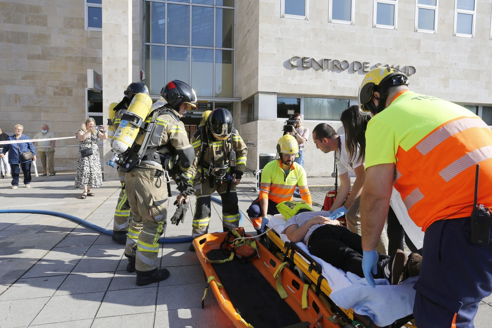 Los bomberos y el SAMU intervienen en el simulacro de incendios realizado este miércoles en el centro de salud de El Llano.