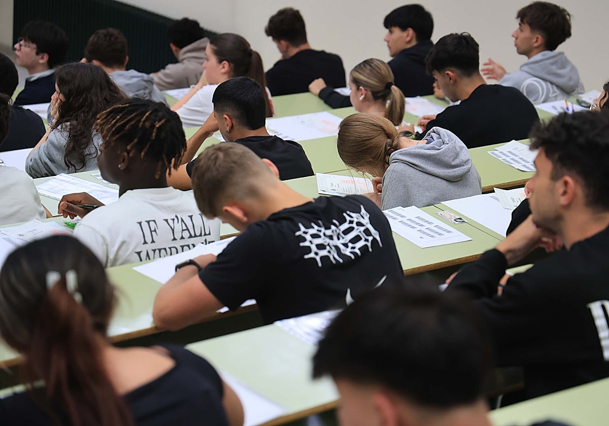 Alumnos haciendo el examen de la PAU este verano en la Universidad de Oviedo.