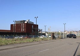 Gran parte del profesorado y alumnado de la Escuela de Arte opta por el vehículo propio para acudir a la sede en el PEPA dadas las dificultades para llegar en bus o andando.