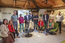Foto de familia de empresas participantes, Club de Calidad y el concejal Manuel Campa.