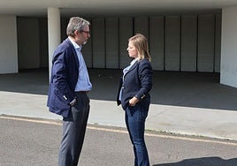 Javier Jové y Arancha Martínez Riola conversan ante el aparcamiento cerrado.