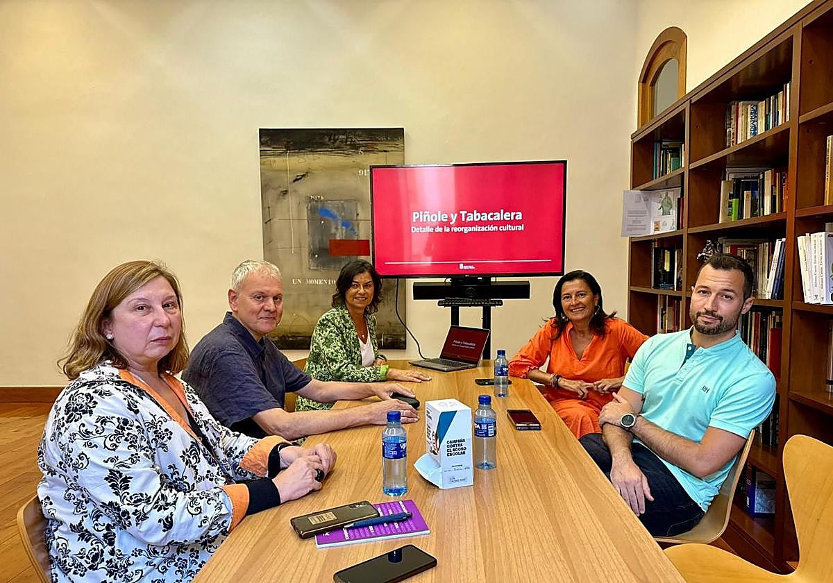 Luis Pascual, del Ateneo Obrero, con Goretti Avello, de Igualdad; la concejala Montserrat López Moro; la directora de Obras María López Castro y el director de la Fundación Municipal de Cultura, Aitor Martínez Valdajos.