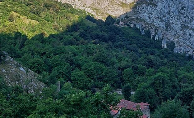 Bulnes tiene dos barrios: el de abajo, o la Villa, y el de arriba, el Castillo, al pie de la canal de Amuesa.