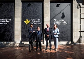 Pedro Carro, responsable de Marketing y Comunicación de la Fundación Caja Rural de Asturias; Fernando Martínez, presidente; Antonio Romero, director general de Caja Rural de Asturias, y Eva Pando, directora de la Fundación.