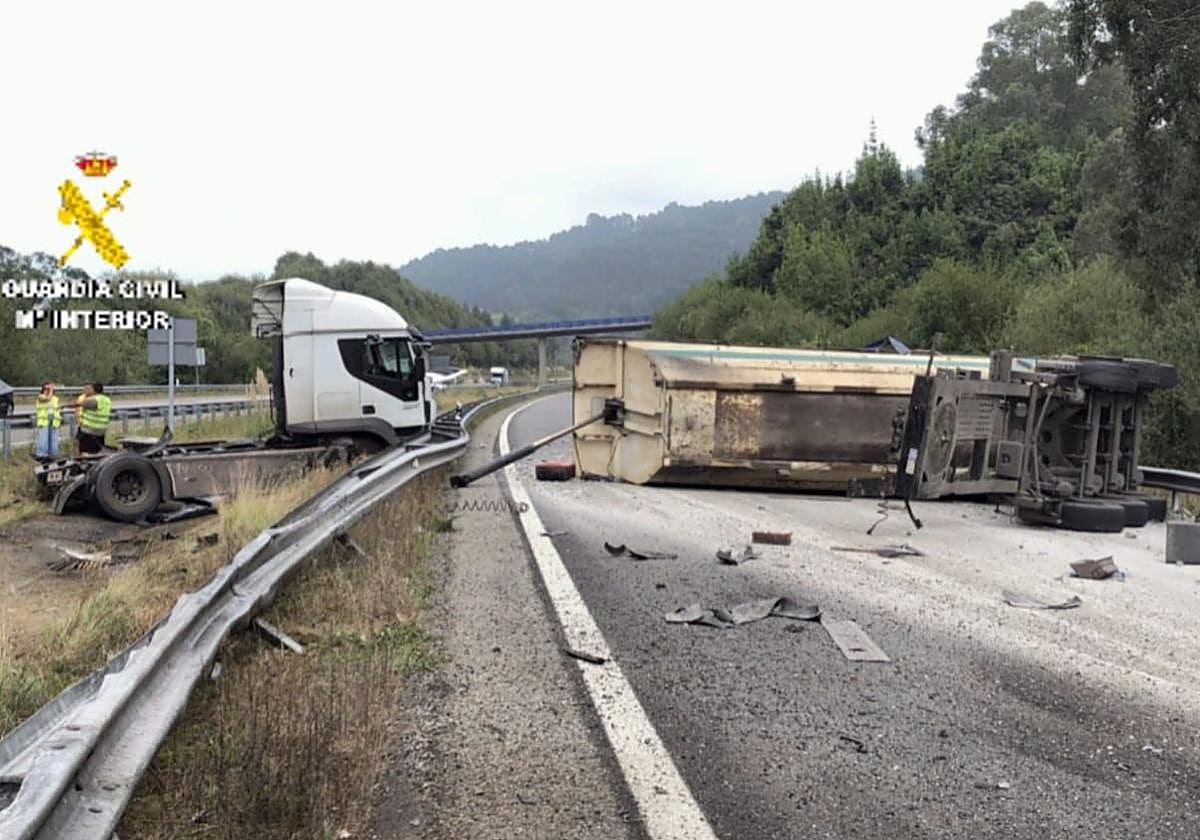 Espectacular vuelco de un camión, que obliga a cortar la A-8 en Caravia