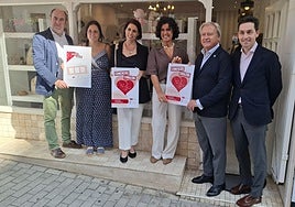 El coordinador de la campaña, David Argüelles, de la Cámara de Comercio de Gijón; la edil de Comercio, Paula Riobello; la directora general de Comercio del Principado, Aránzazu González; la presidenta de la Unión de Comerciantes del Principado, Sara Menéndez; el secretario general de la Cámara de Comercio de Gijón, Álvaro Alonso; y el gerente de la Unión de Comerciantes, Fernando Clavijo.