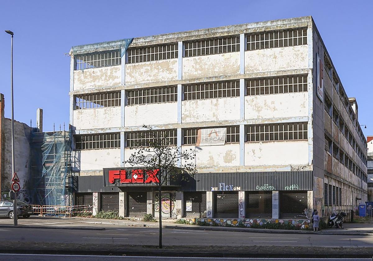 Edificio de Flex, cuya demolición ya está en marcha.