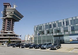 Torre de control y edificio de servicios múltiples del Puerto de Gijón.