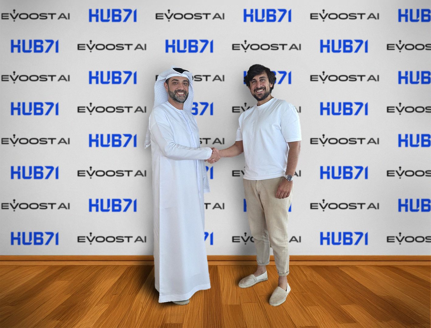 Mohammed Alkhoory, director de marketing de Hub 71, y Cristian G Pastrana, cofundador y CEO de eVoost.