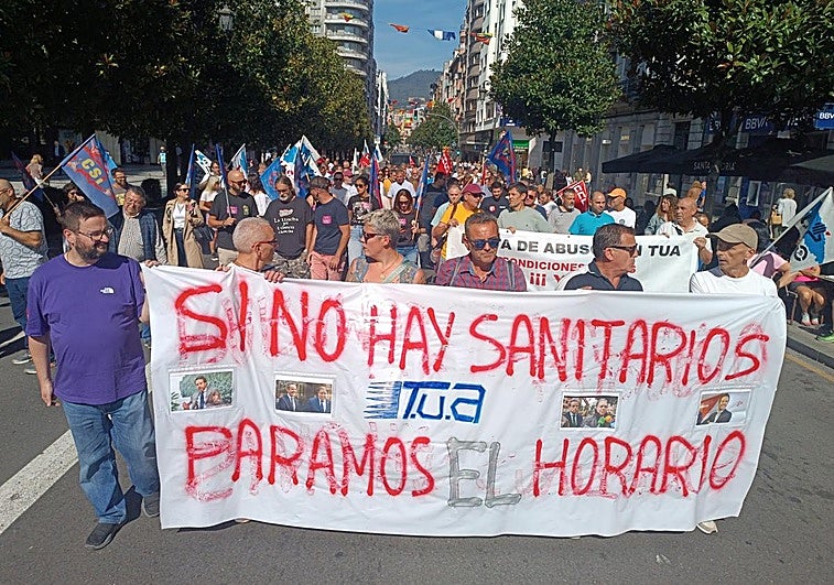 La primera jornada de huelga de autobuses en Oviedo, sin incidentes, pero con quejas por los servicios mínimos