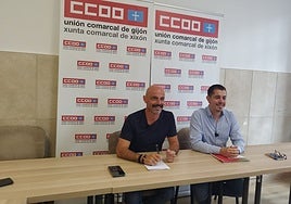 Jorge Espina (CC OO) y Javier Suárez Llana (IU), tras su reunión en la sede del sindicato en Gijón.