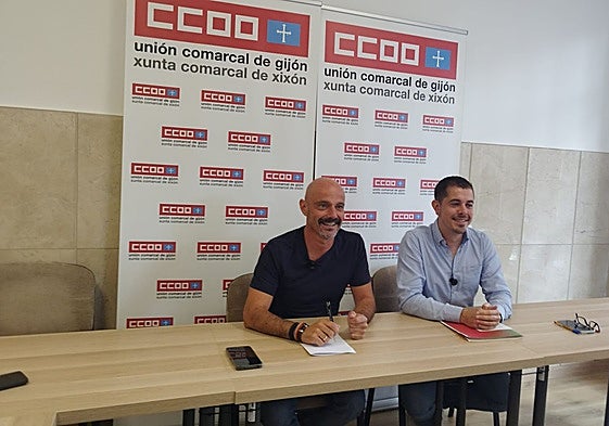 Jorge Espina (CC OO) y Javier Suárez Llana (IU), tras su reunión en la sede del sindicato en Gijón.