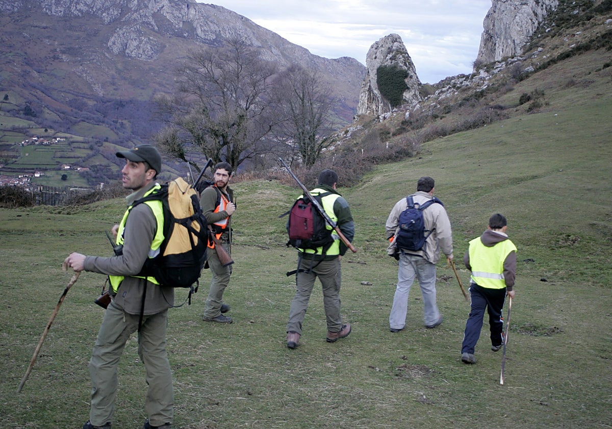 Guardas durante una cacería de lobos en Morcín en 2011