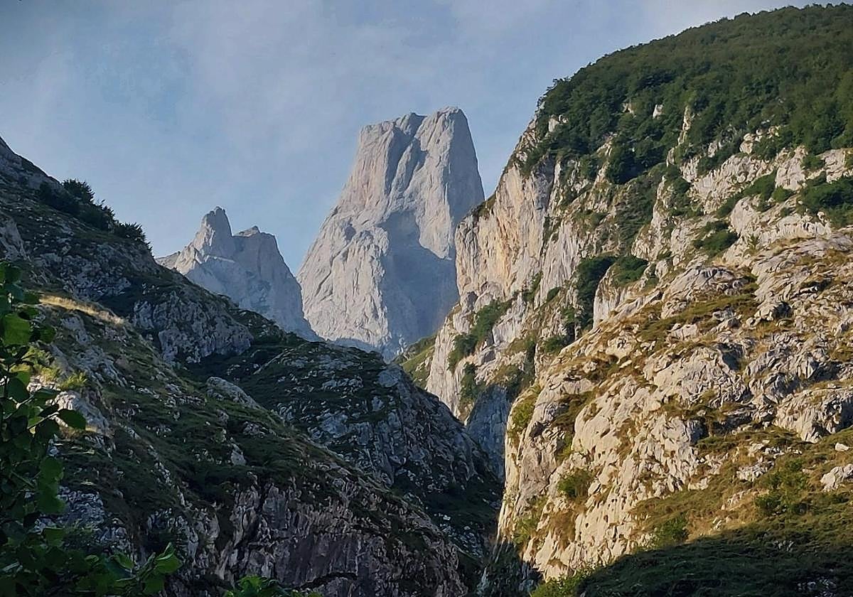 Visitar Bulnes no es sólo disfrutar de un pueblo único en un lugar único; también es un sitio perfecto para admirar el picu Urriellu.