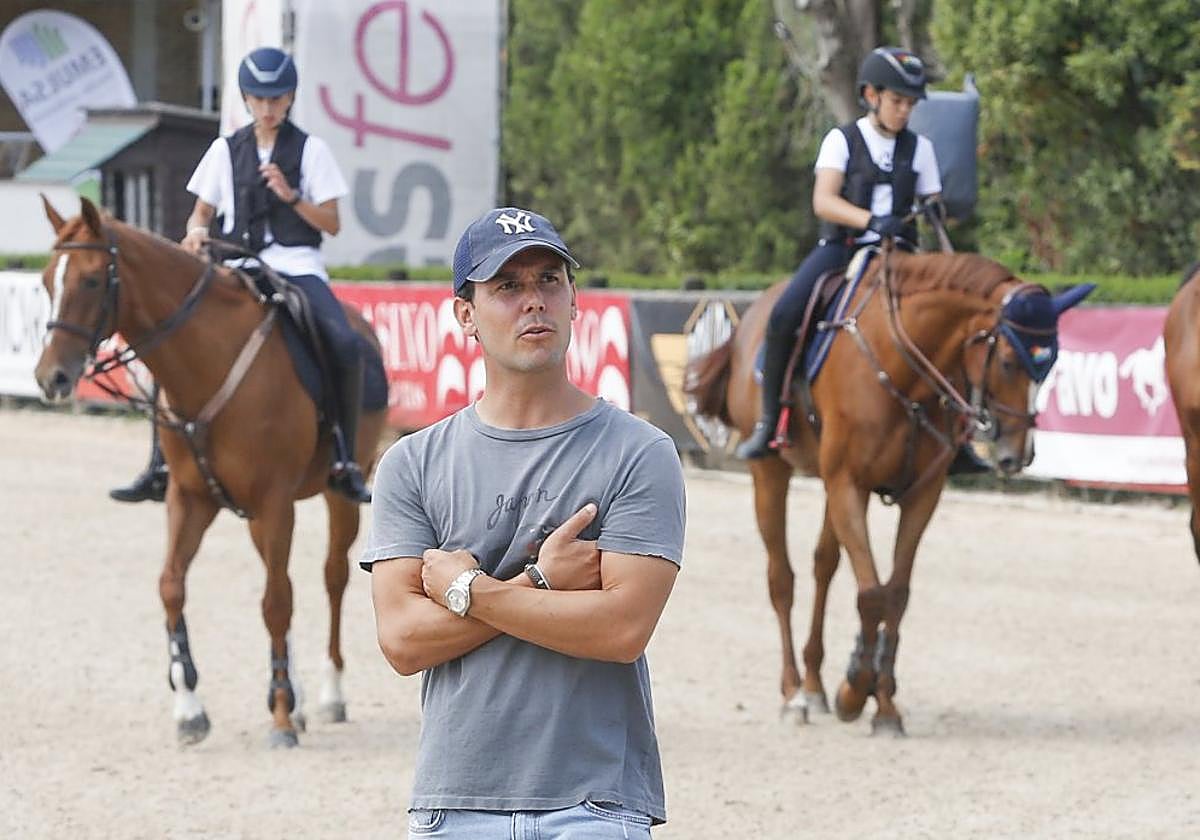 Sergio Álvarez Moya, en el Club Hípico Astur, en Gijón.
