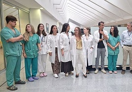 De izquierda a derecha, Ignacio del Pozo, perfusionista; Cristina Bugallo, enfermera; Delia Castaño, residente; María Gil, residente; Carlota Salmerón, cirujana cardíaca; Pilar Mencía, cirujana cardíaca; Ana Barral, cirujana cardiaca; David Fernández, anestesista; Andrea Gómez, perfusionista; y Jacobo Silva, jefe de servicio.