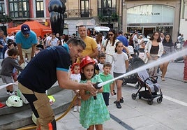Los bomberos acercaron su trabajo a los más pequeños.
