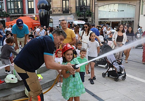Los bomberos acercaron su trabajo a los más pequeños.
