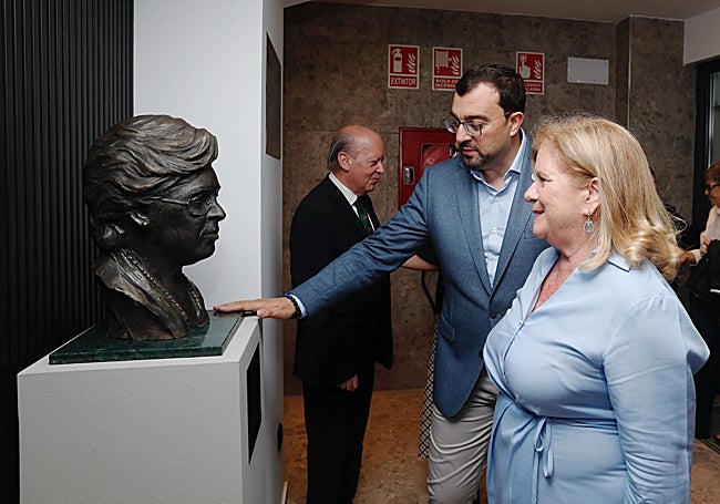 El presidente Adrián Barbón y Pilar Llorca, hija de María de los Ángeles López, descubren el busto de esta última.