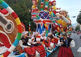 Los pueblos de América iluminan el desfile de las carrozas de San Mateo