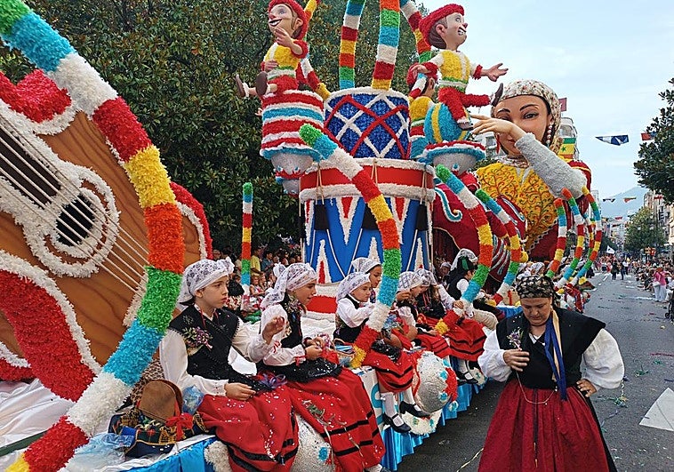 Los pueblos de América iluminan el desfile de las carrozas de San Mateo