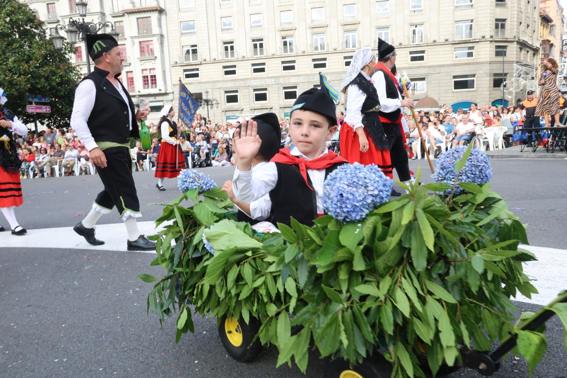 El desfile del Día de América en Asturias 2025, en imágenes