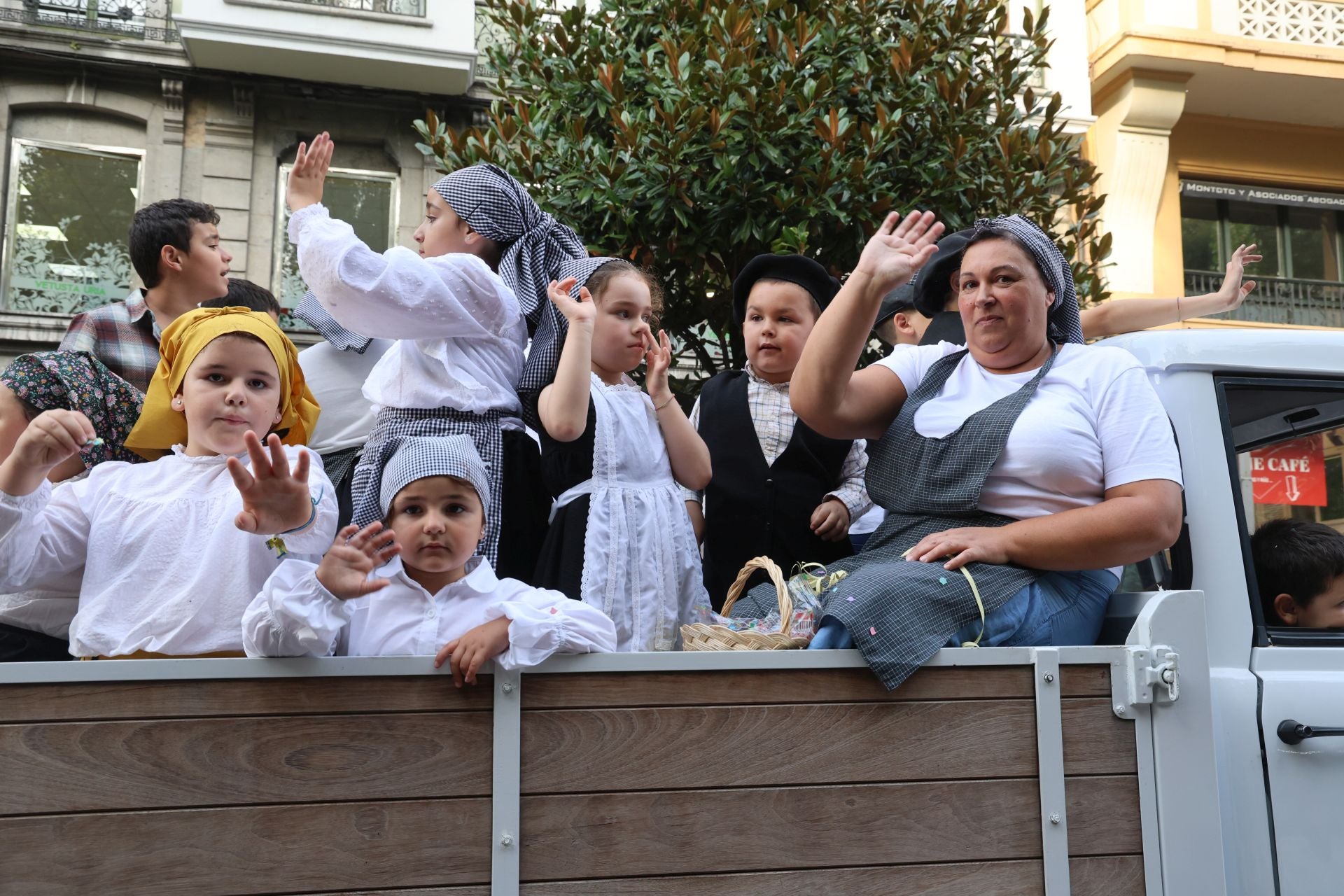 El desfile del Día de América en Asturias 2025, en imágenes