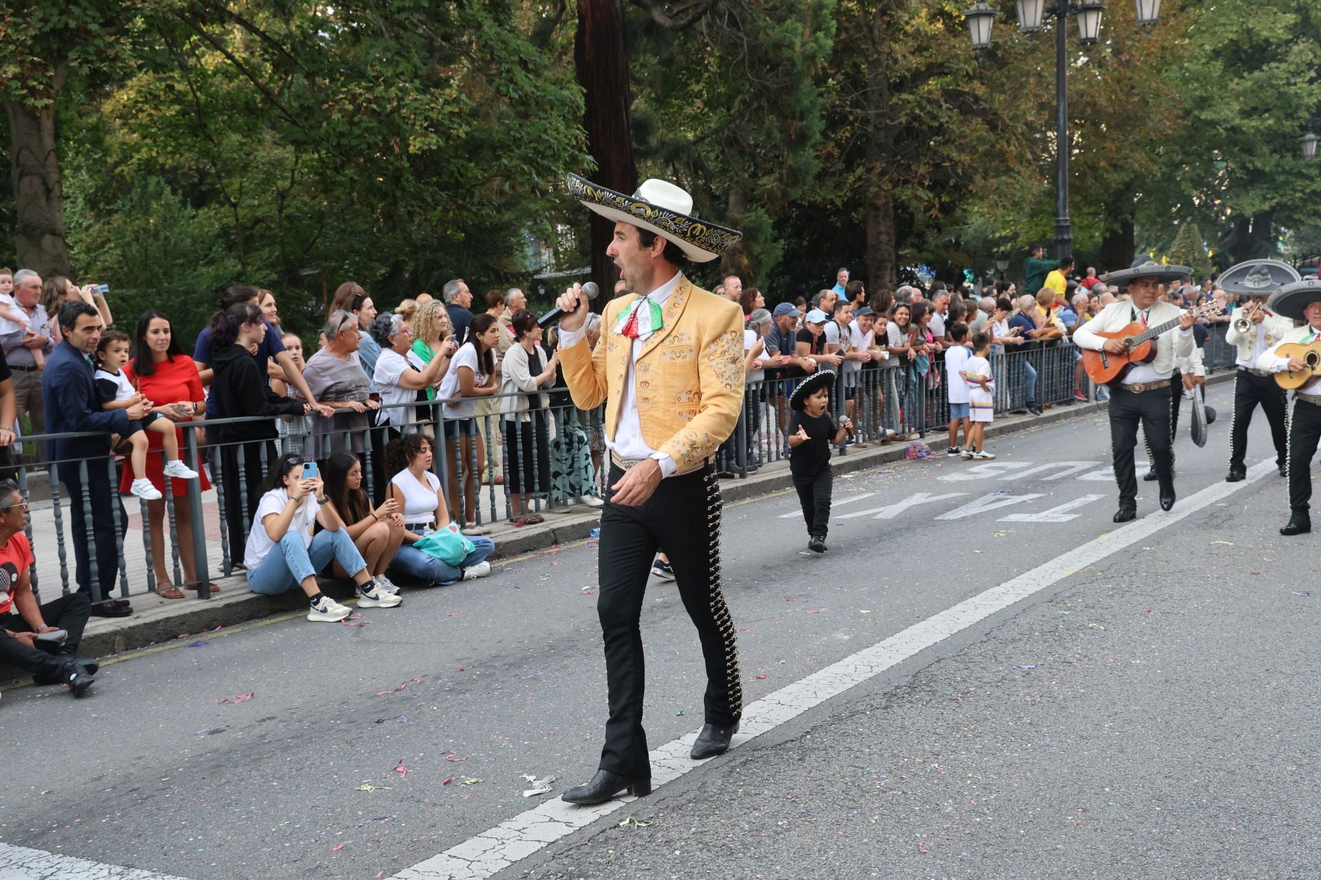 El desfile del Día de América en Asturias 2025, en imágenes