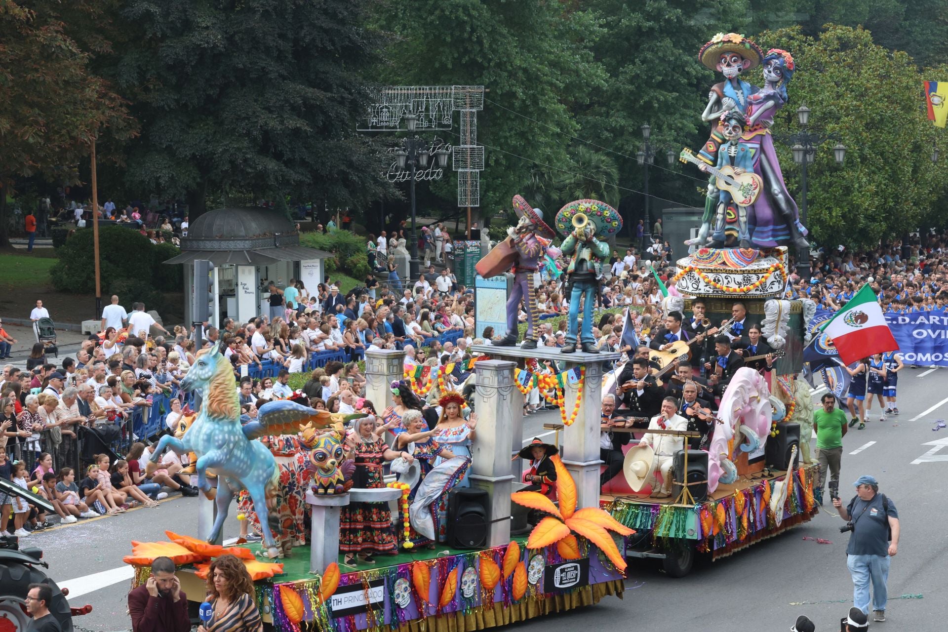 El desfile del Día de América en Asturias 2025, en imágenes