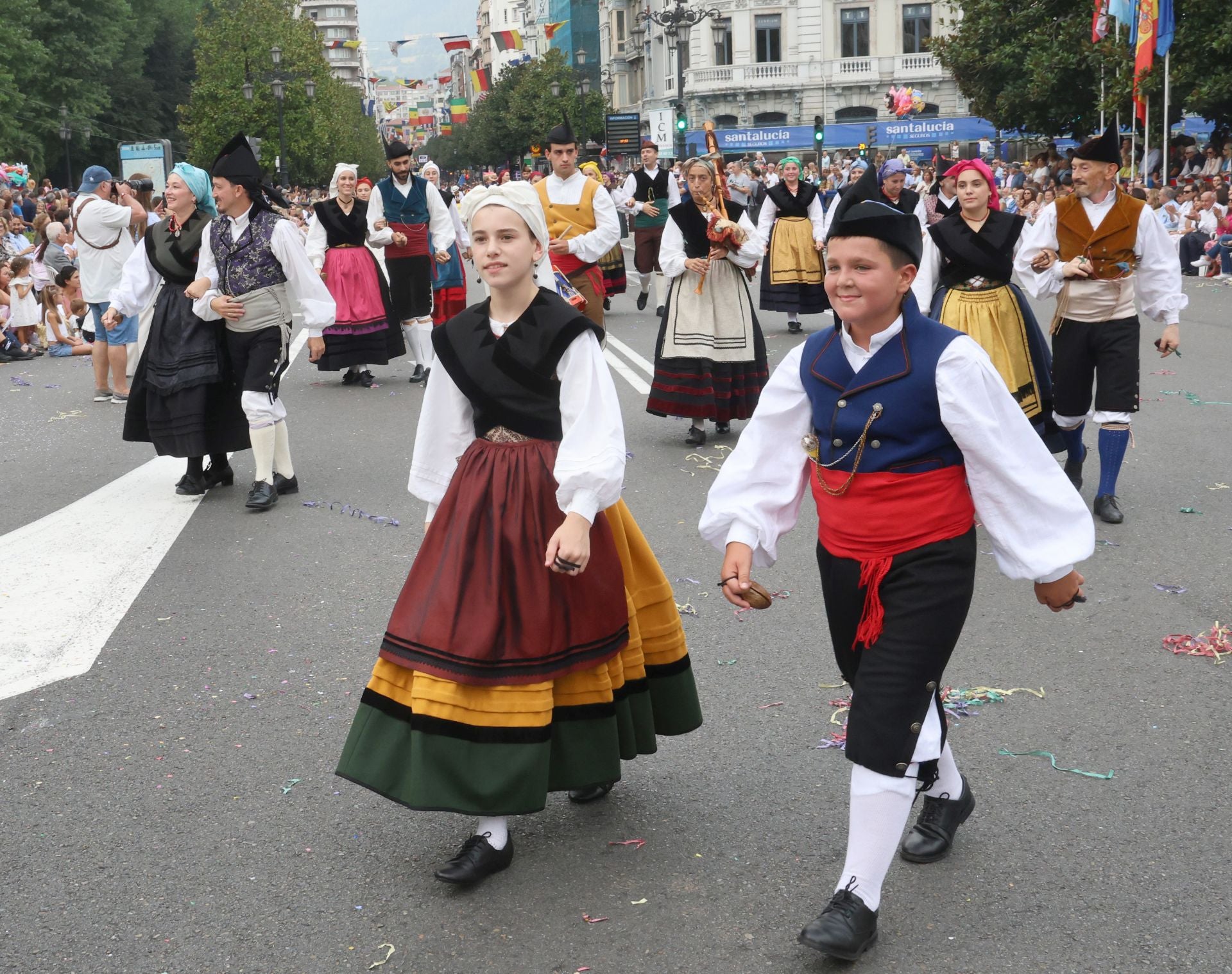 El desfile del Día de América en Asturias 2025, en imágenes