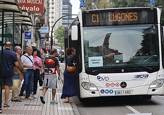 Usuarios de TUA acceden este viernes a uno de los autobuses de servicios mínimos.